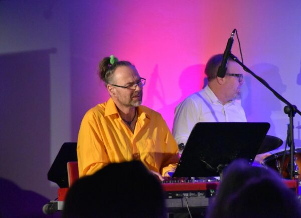 Jacek Piskorz (pianino) i Fryderyk Młynarski (perkusja) na scenie podczas koncertu świątecznego "Lulejże, mi lulej"