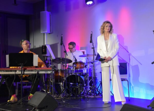 Anna Sroka-Hryń z zespołem na scenie podczas koncertu świątecznego "Lulejże, mi lulej"