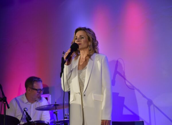 Anna Sroka-Hryń na scenie podczas koncertu świątecznego "Lulejże, mi lulej"