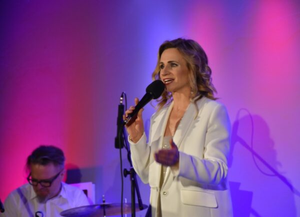 Anna Sroka-Hryń na scenie podczas koncertu świątecznego "Lulejże, mi lulej"