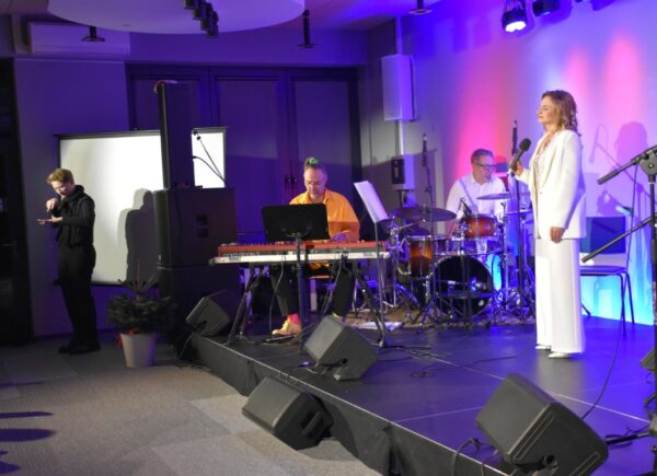 Anna Sroka-Hryń z zespołem na scenie podczas koncertu świątecznego "Lulejże, mi lulej"
