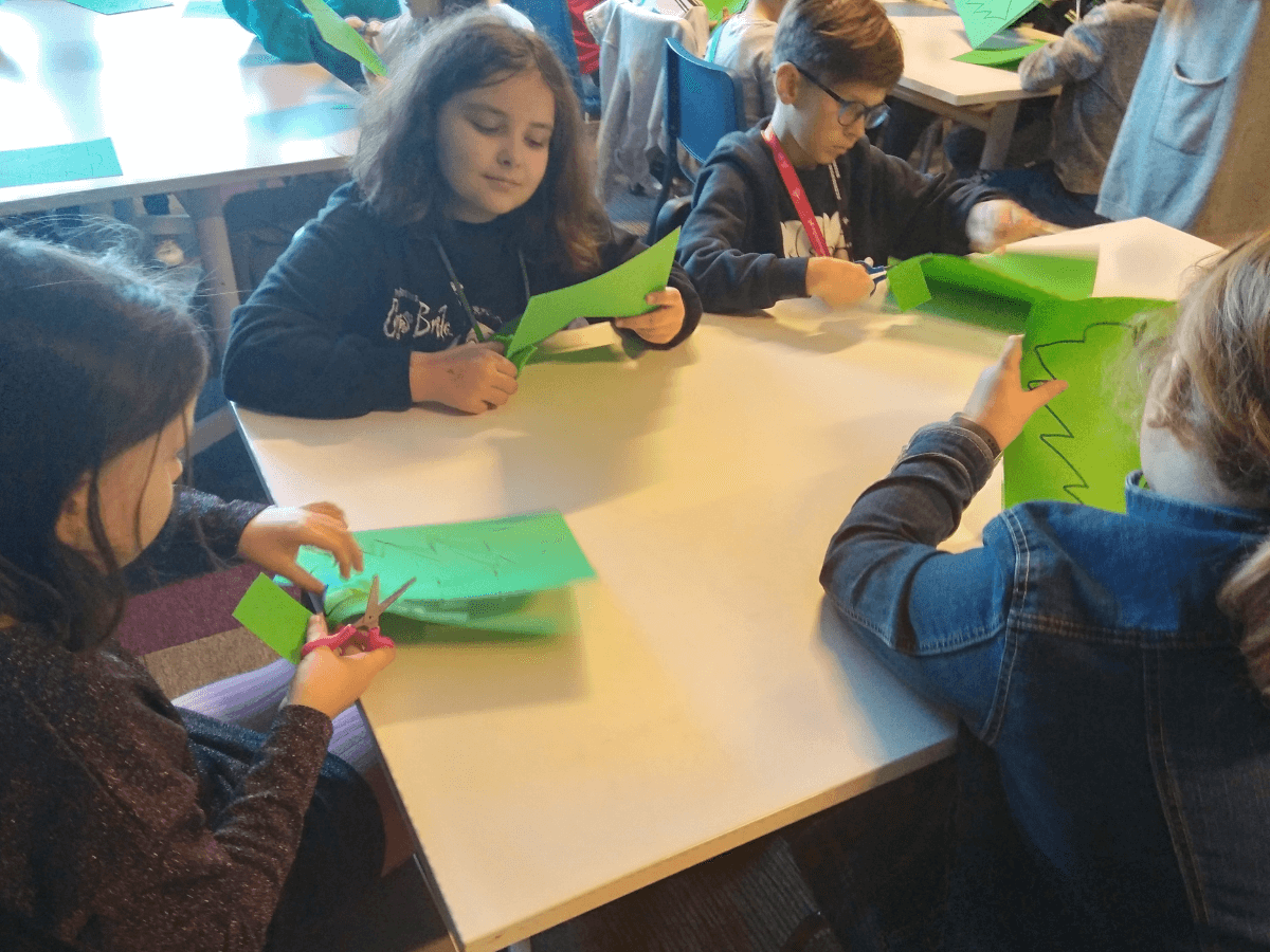 Uczniowie wykonują chionkę z papieru