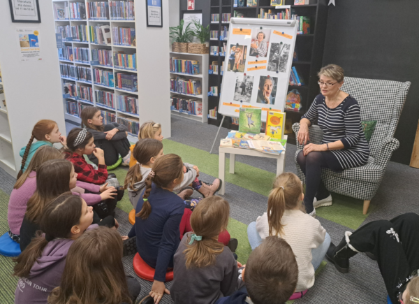Pani bibliotekarka rozmawia z uczniami na temat twórczości Astrid Lindgren