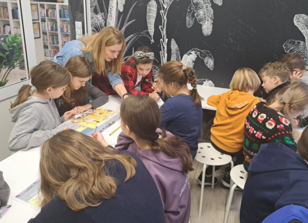 Uczniowie wykonują zadania związane z twórczością Astrid Lindgren