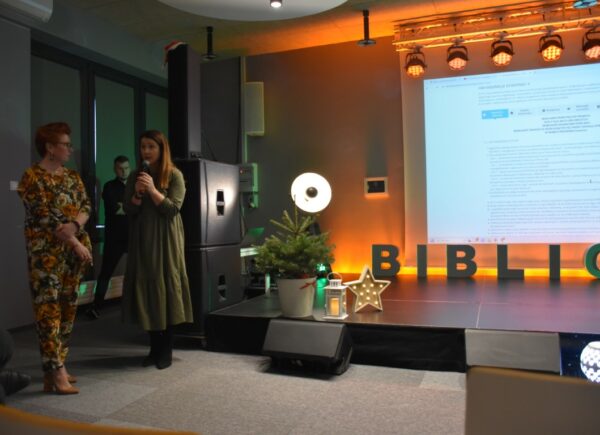 Koordynatorka projektu Erasmus z biblioteki, Joanna Miter przy scenie podczas spotkania