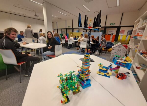 Grupa bibliotekarzy z Dzielnicy Wola podczas warsztatów z LEGO w Multicentrum