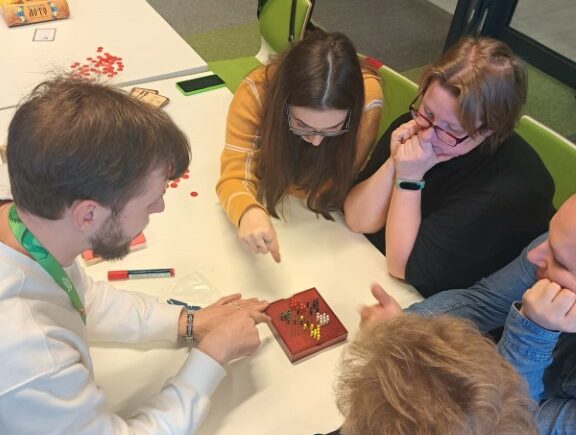 Grupa bibliotekarzy z Dzielnicy Wola w sali szkoleniowej podczas warsztatów z arytmetyki mentalnej