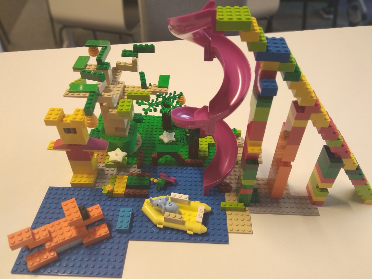 Dzieci tworzyły z lego własne projekty postaci i budowli