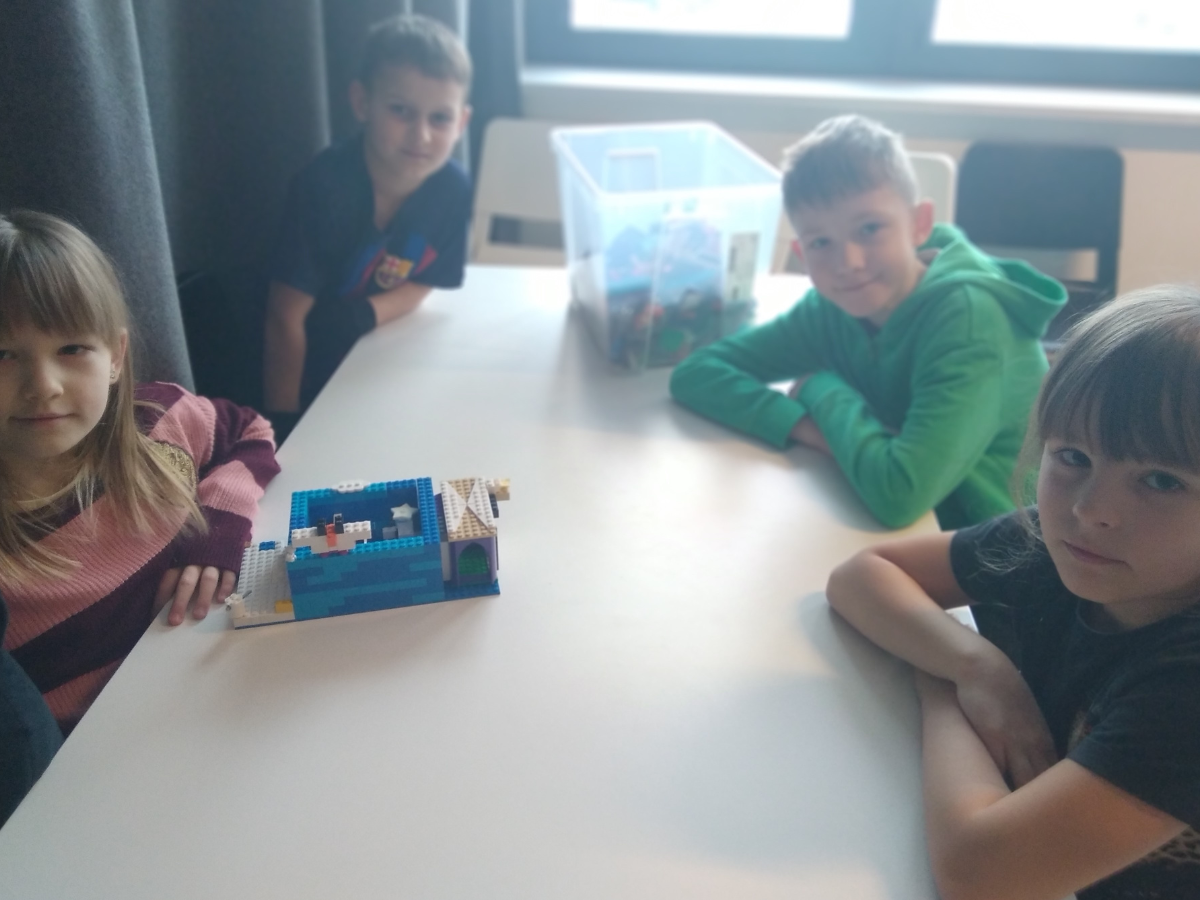 Dzieci tworzyły z lego własne projekty postaci i budowli