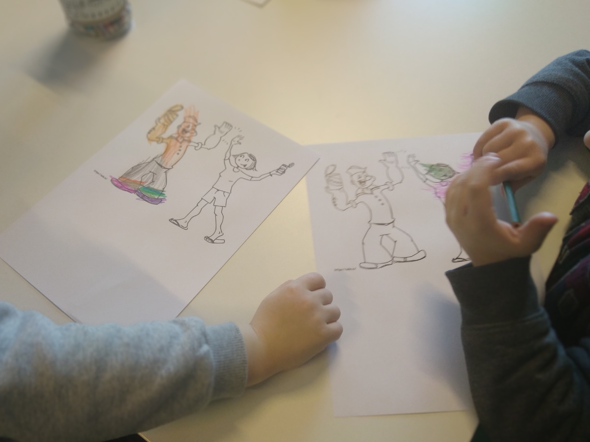 Przedszkolaki kolorują bohatera komiksu Papaja