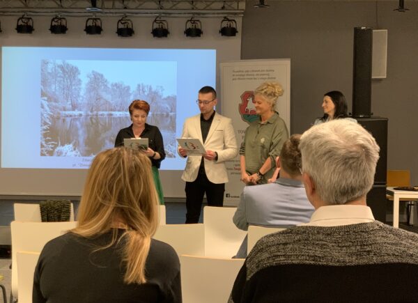 Zastępca Dyrektora Biblioteki, Sylwia Chojnacka-Tuzimek oraz Krzysztof Kasprzycki, członek komisji konkursowej, podczas podsumowania "Piaseczno 2023 w obiektywie"