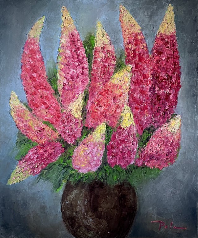 Malarstwo Pauliny Leszczyńskiej - obraz przedstawiający różowe kwiaty w bukiecie na niebieskim tle