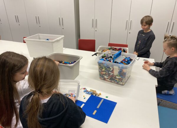 Dzieci bawiące się w Lego.