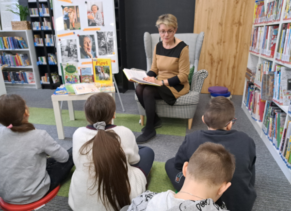Pani bibliotekarka czyta dzieciom opowieść o Pippi Pończoszance