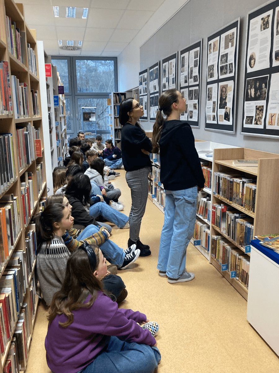 Uczniowie oglądają wystawę "Sto lat! Wisława Szymborska"
