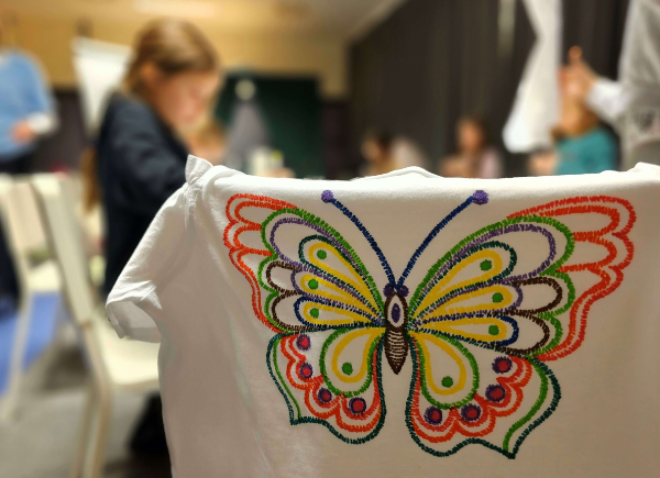 Namalowany projekt wzoru- kolorowy motyl