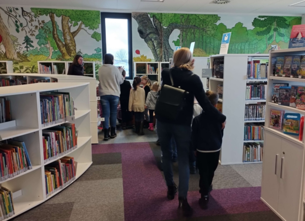 Przedszkolaki zwiedzają bibliotekę