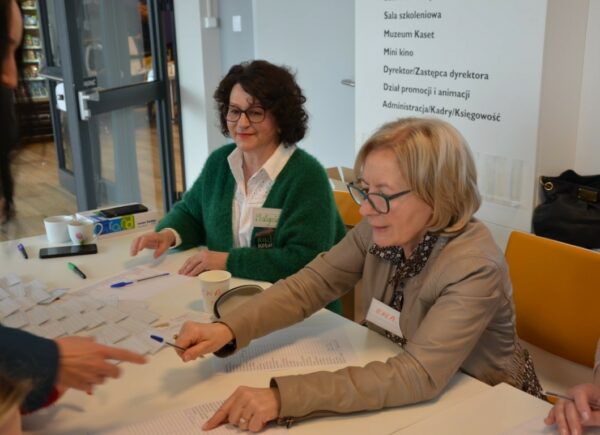 Rejestracja uczestników IV Forum Rad Kobiet w Bibliotece Publicznej w Piasecznie