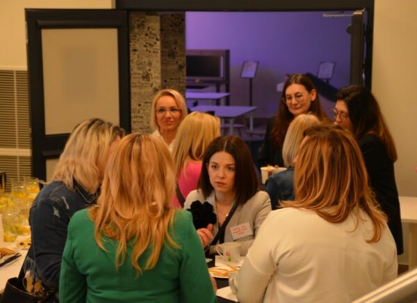 Spotkanie przy kawie i poczęstunku uczestniczek IV Forum Rad Kobiet w Bibliotece Publicznej w Piasecznie