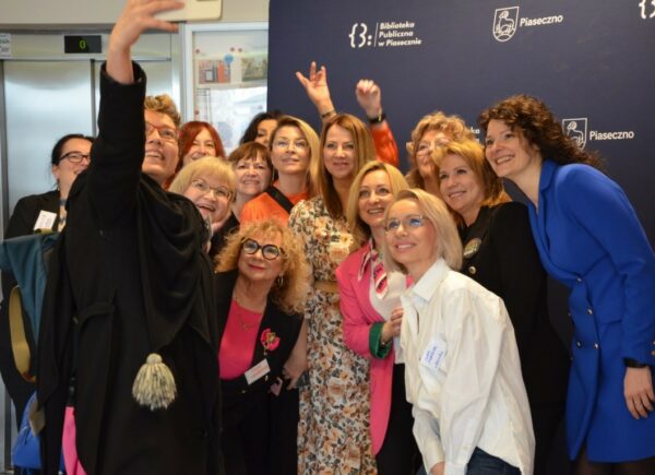 Uczestnicy IV Forum Rad Kobiet podczas robienia wspólnego zdjęcia w Bibliotece Publicznej w Piasecznie