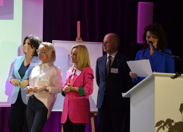 Prowadzące panele wraz z Burmistrzem Piaseczna Danielem Putkiewiczem podczas odczytu postulatów Rad Kobiet do Rządzących na IV Forum Rad Kobiet