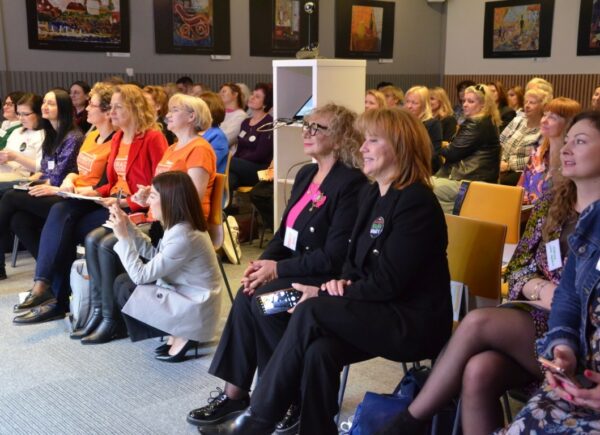 Uczestnicy IV Forum Rad Kobiet w publiczności panelu dyskusyjnego w Bibliotece Publicznej w Piasecznie