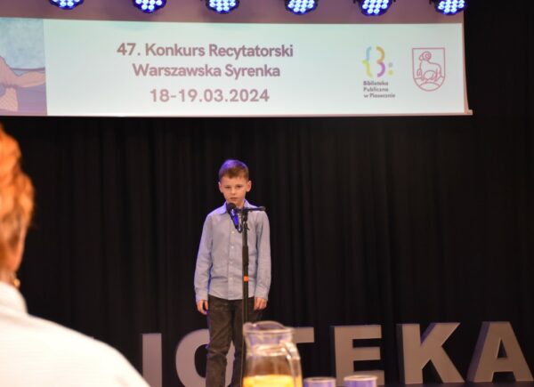Uczestnik 47. Konkursu Recytatorskiego Warszawska Syrenka z kategorii klas I-III na scenie