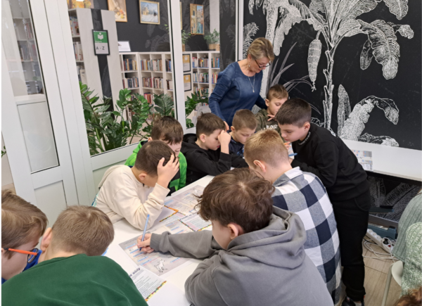 Uczniowie wykonują zadanie związane z legendą o poznańskich koziołkach