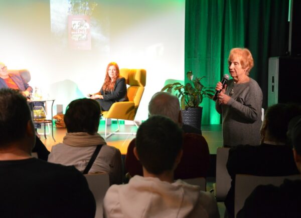 Autorka Irena Krowicka podczas pytań od publiczności na spotkaniu autorskim z Agnieszką Cubałą w Bibliotece Publicznej w Piasecznie