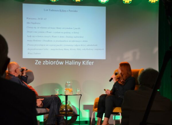 Agnieszka Cubała opisująca wyświetlane materiały do premierowej książki "Miłość bez jutra" podczas spotkania autorskiego w Bibliotece Publicznej w Piasecznie