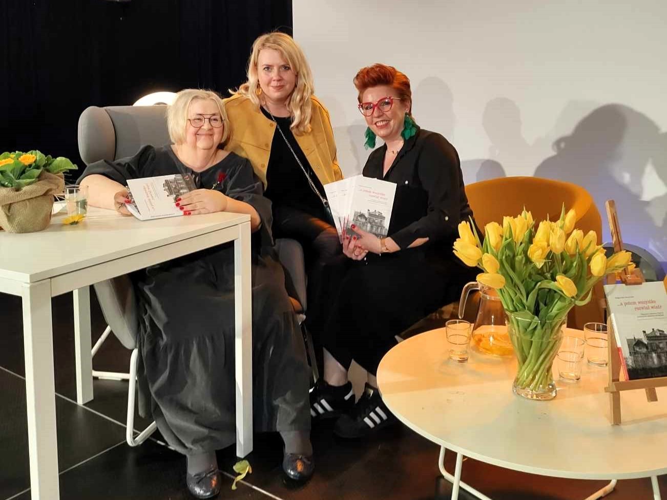 Małgorzata Szturomska, Urszula Bąkowska oraz Sylwia Chojnacka-Tuzimek na scenie podczas spotkania z autorką w Bibliotece Publicznej w Piasecznie