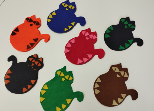 Zdjęcie prezentuje wykonane podczas warsztatów podkładki w kształcie kotów