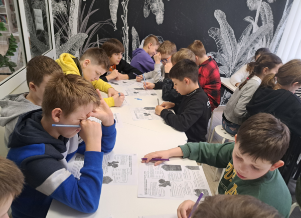 Dzieci rozwiązują zadania związane z legendą o toruńskich piernikach