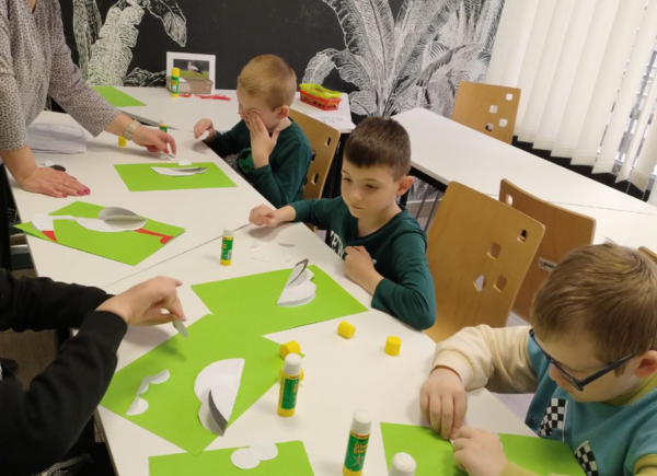 Dzieci wykonują bociany z papieru