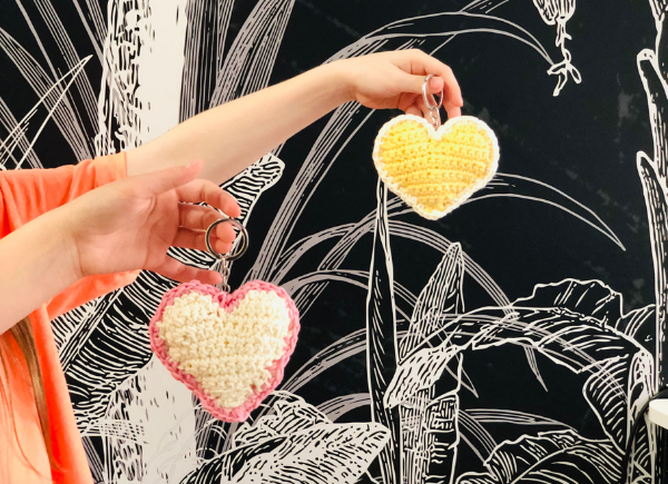 Zdjęcie prezentuje wykonane podczas warsztatów szydełkowe breloki w kształcie serca