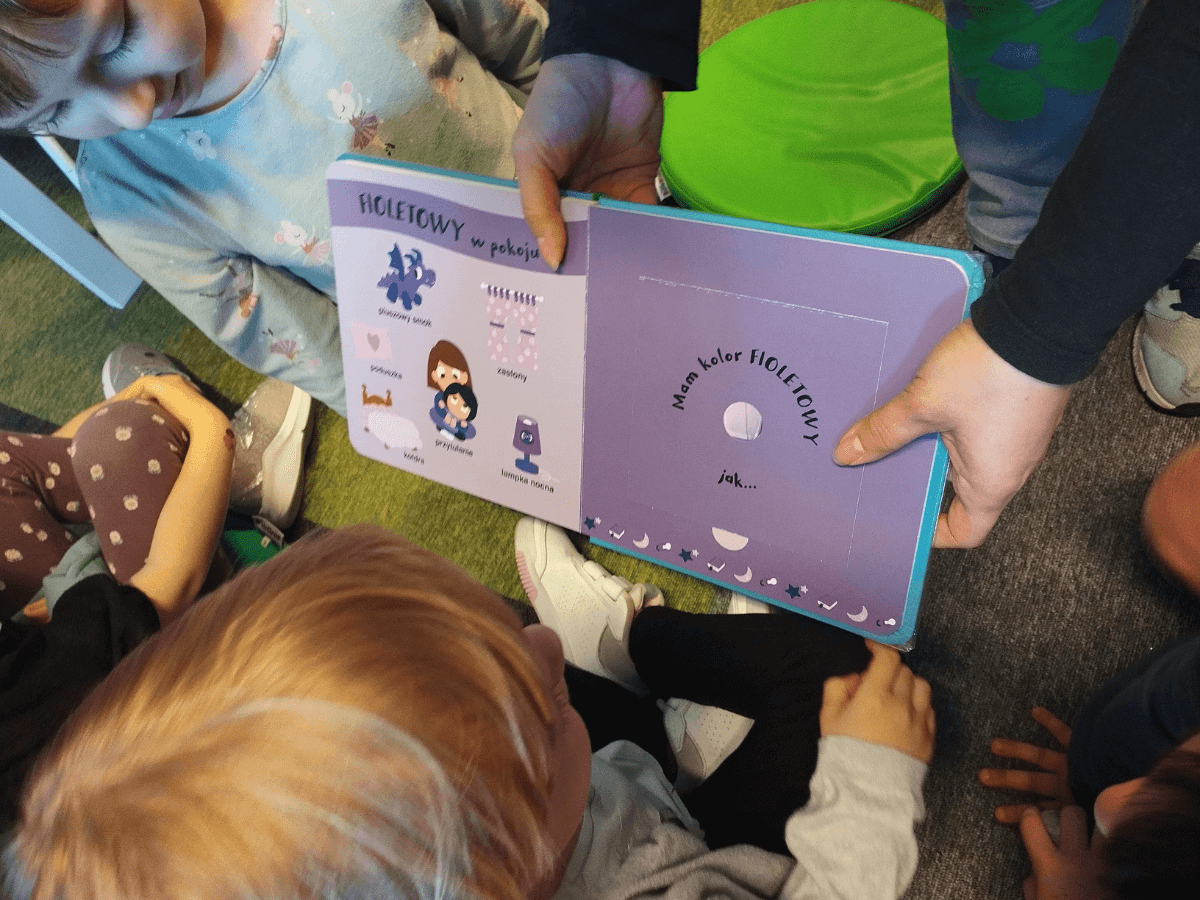 Dzieci oglądają książki: ruchome, dźwiękowe, zapachowe